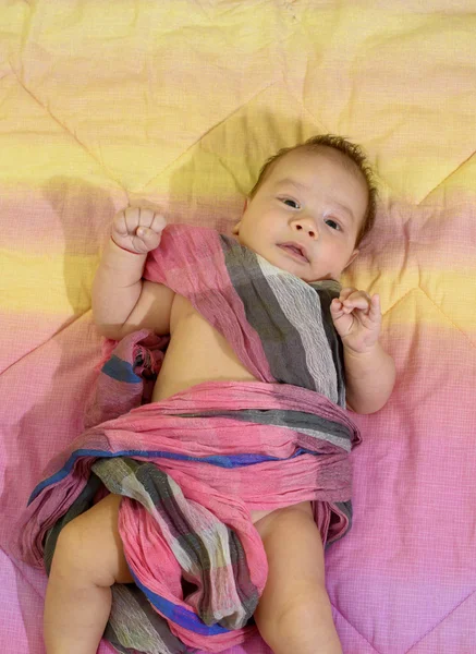Nowonarodzonego chłopca zawinięte w różowy szalik — Zdjęcie stockowe