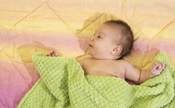 Porträt eines neugeborenen Jungen im Bett — Stockfoto