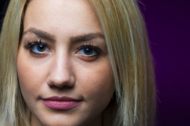 güzel genç kadının yüzünü kapat