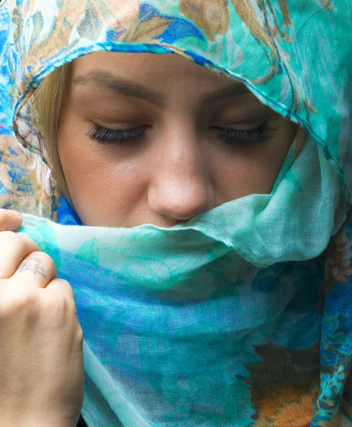 Портрет женщины в голубом шарфе с закрытыми глазами — стоковое фото