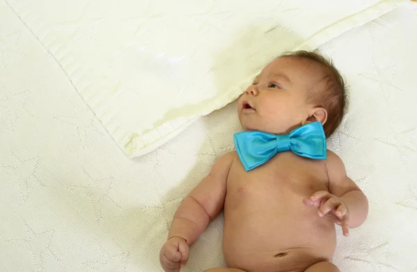 Bebê recém-nascido vestindo uma gravata azul — Fotografia de Stock