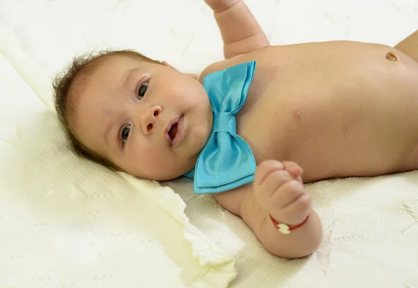 Bebê recém-nascido vestindo uma gravata azul — Fotografia de Stock