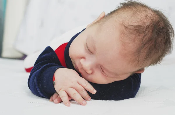 Recém-nascido menino dois meses de idade dormindo — Fotografia de Stock