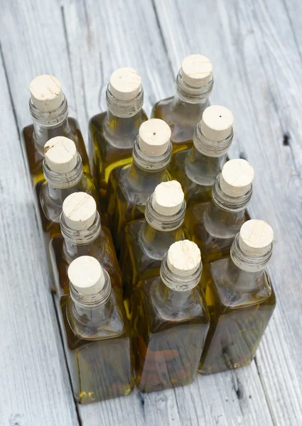 Aceitunas y aceite de oliva en mini botella sobre mesa de madera —  Fotos de Stock