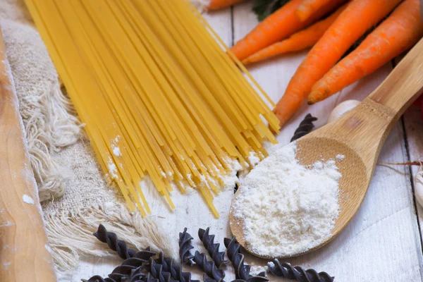 Makarna için malzemeler: spagetti, sebze ve baharat eski masada. Üstten Görünüm — Stok fotoğraf