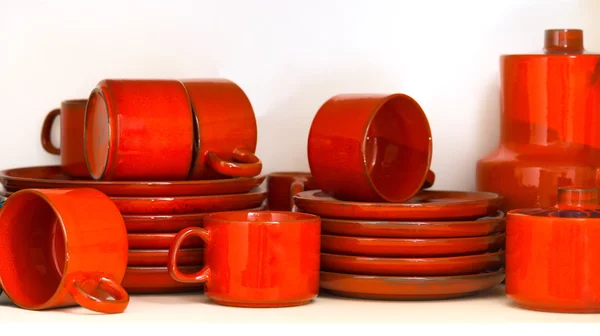 Conjunto de tazas de cerámica roja aisladas sobre blanco —  Fotos de Stock