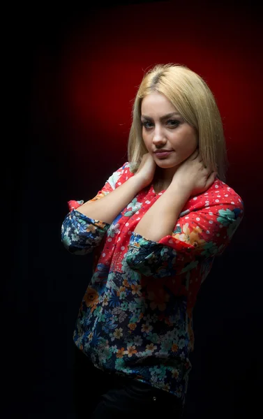 Porträtt av en vacker blond flicka isolerade — Stockfoto