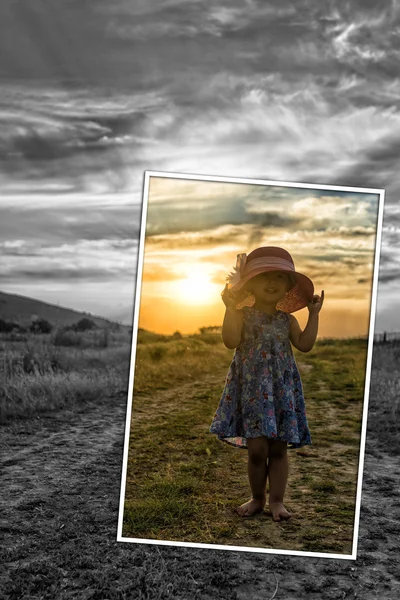 Krásná dívka s kloboukem v západu slunce — Stock fotografie