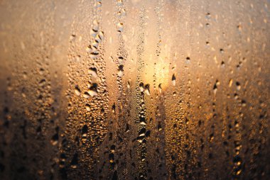 Su bardağa düşer.