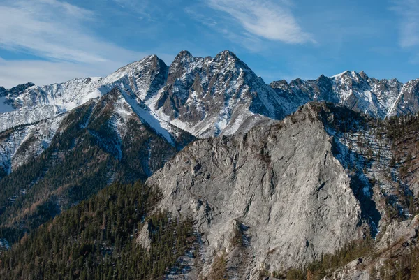 As montanhas na neve — Fotografia de Stock