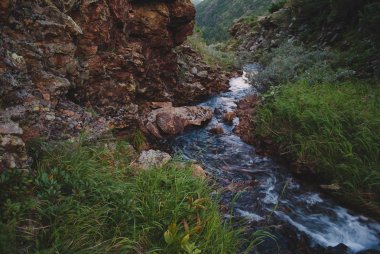 gün batımında dağ dere