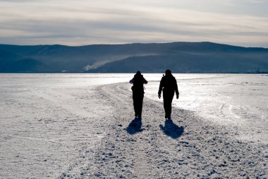 Göl buz üstünde bir adam silüeti