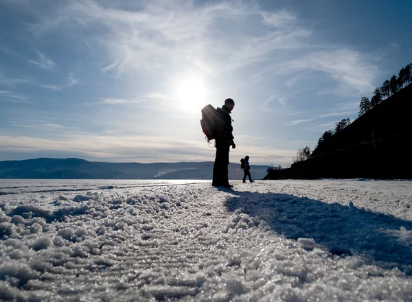 Silueta de un hombre en el hielo del lago —  Fotos de Stock