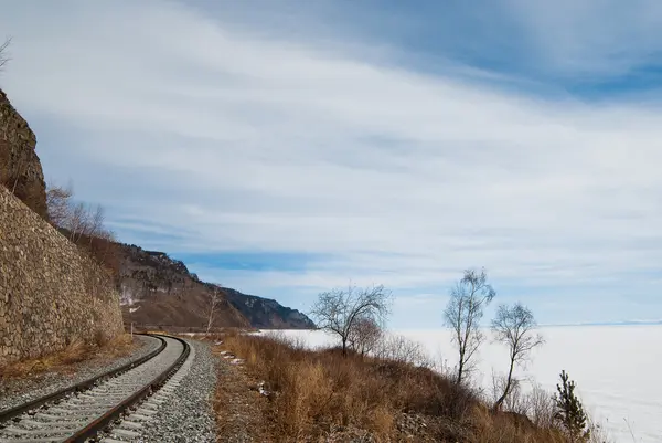 De spoorlijn langs de oever van Lake Baikal — Stockfoto