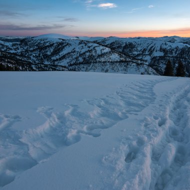Harika bir akşam karlı dağlarda