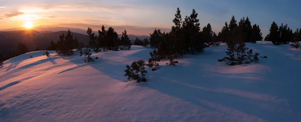 Harika bir akşam karlı dağlarda