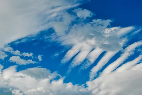 kontrast mavi bulutlu gökyüzü