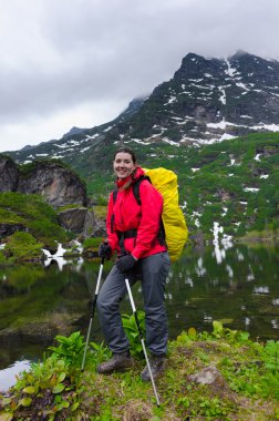 Kız turistik arka planda dağların