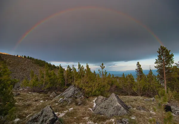 Ein Regenbogen in den Bergen — Stockfoto