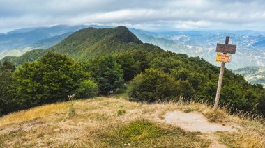 Poggio Scali (deniz seviyesinden 1520 metre yukarıda), Apennine dağ sırasındaki iki İtalyan bölgesi Emilia Romagna ve Toscana 'nın sınırında yer alan bir dağ zirvesi..