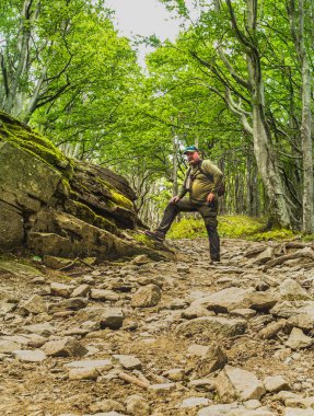 Toscana ve Emilia Romagna sınırı boyunca dağ patikaları boyunca yürüyüş..