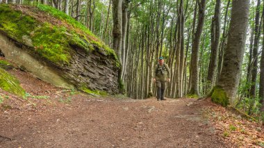 Toscana ve Emilia Romagna sınırı boyunca dağ patikaları boyunca yürüyüş..