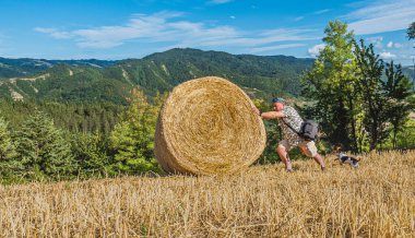 Gördüğünüz gibi dağlardaki tarlada çalışmak hiç de kolay değil..