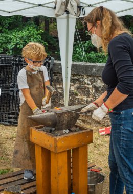 Stia, İtalya - 4 Eylül 2021. 24. Avrupa Demirci Sanat Bienali. Burada kendi gücünüzü de kullanabilirsiniz..