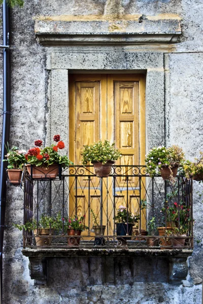 Balcón con flores — Foto de Stock