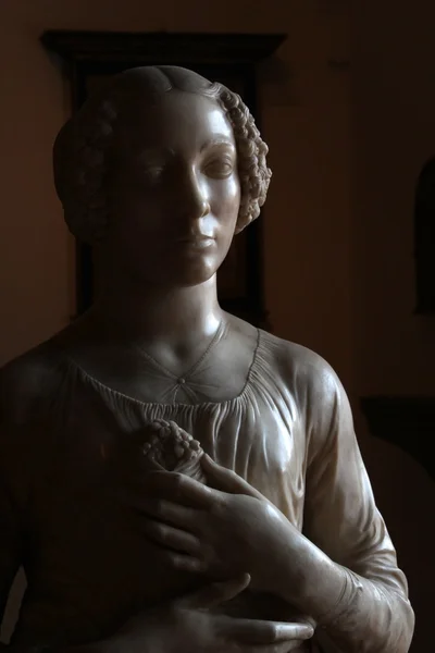 Detalhe da estátua da mulher na era renascentista — Fotografia de Stock