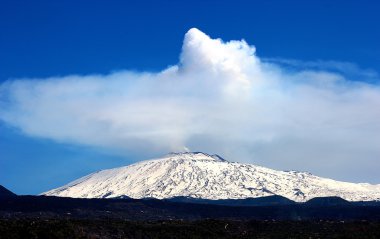 Etna, merak eden yanardağ