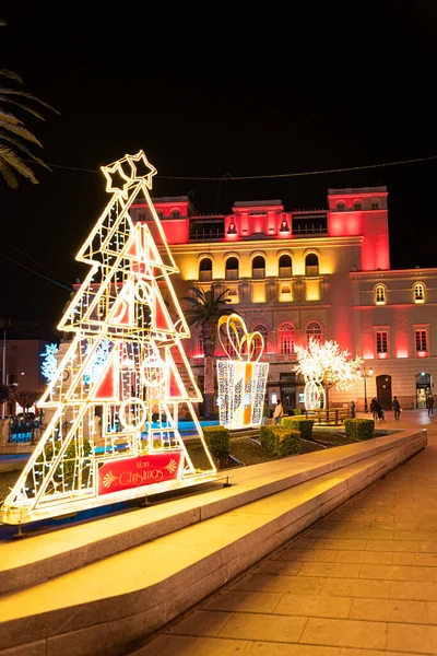 Badajoz, Extremadura, İspanya - 12: 19 2020: Lopez de Ayala tiyatrosu Aralık ayında Badajoz, Extremadura, İspanya 'da Noel ışıklarıyla süslendi