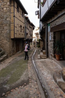 Caceres, Extremadura, İspanya 'nın kuzeyindeki Gata bölgesinde antik bir köyü ziyaret eden çekici genç bir kadın. Bu bölge, köylerinin mimarisi nedeniyle ünlüdür..