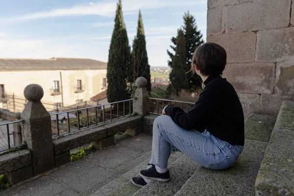 Приваблива Молода Жінка Сидить Сходах Середньовічної Церкви Місті Касерес Іспанія — стокове фото
