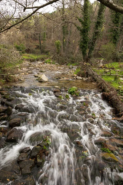 Fluss Fließt Beginn Der Wintersaison Wenn Sein Pegel Aufgrund Der — Stockfoto