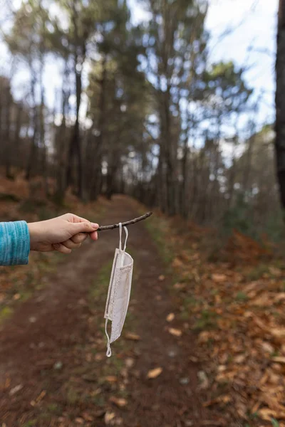 Použitá Lékařská Maska Klackem Poté Byla Nalezena Venkově Koncept Znečištění — Stock fotografie