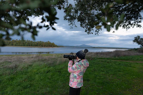 Fotografie Mladé Atraktivní Feny Zimním Oblečení Fotografování Volně Žijících Živočichů — Stock fotografie