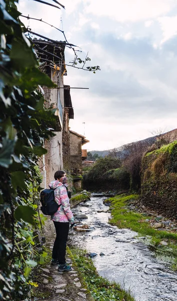 西班牙埃斯特雷马杜拉北部一个古老的小村庄 年轻而迷人的女性穿着五彩缤纷的外套站在那里 目睹着周围的大自然 — 图库照片