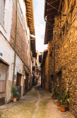 Extremadura, İspanya 'nın kuzeyinde Robledillo de Gata adında şaşırtıcı bir antik köy. Burası dinlenmek ve doğanın tadını çıkarmak isteyenler için popüler bir turizm beldesi..