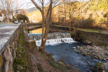 Dağlar arasında yer alan küçük bir köyü geçen nehrin küçük şelalesi..
