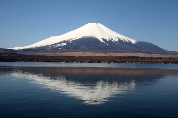 富士山、山梨県の山中湖からの眺め — ストック写真