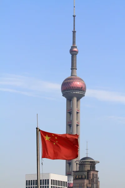 Pięć gwiazda czerwona flaga (flagi narodowej z Chin) i Oriental pearl tower w Szanghaju — Zdjęcie stockowe