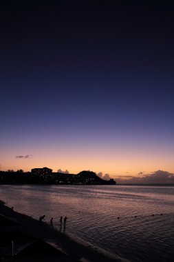 Gün batımını kumsalda Tumon Guam, Mikronezya