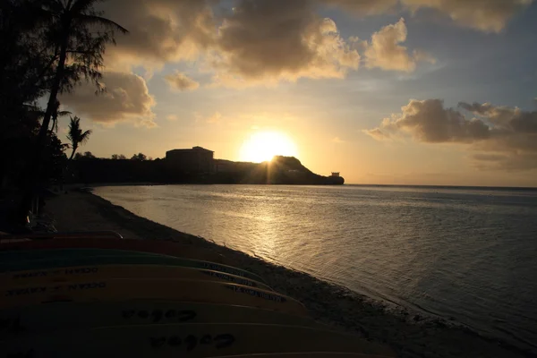 Praia de Tumon ao pôr do sol em Guam, Micronésia — Fotografia de Stock