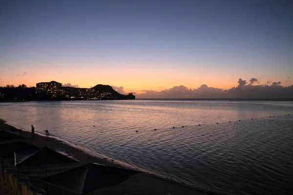 Praia de Tumon ao pôr do sol em Guam, Micronésia — Fotografia de Stock