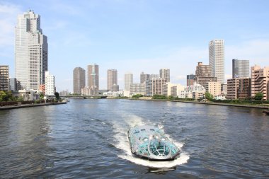 Tokyo'daki Sumida nehir ve yüksek katlı binalar