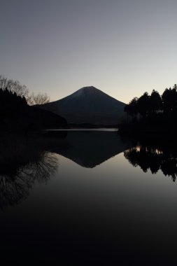 Mt. Fuji, göletten Tanuki Shizuoka, Japonya (önce şafak)