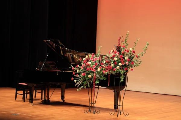 Piano grande no palco — Fotografia de Stock