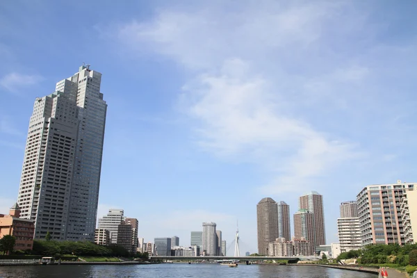 Tokyo'daki Sumida nehir ve yüksek katlı binalar — Stok fotoğraf