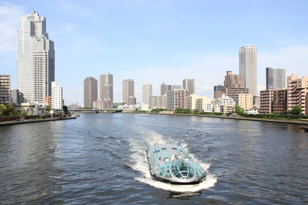 Sumida річка та Високий-піднімаються будівлі в Токіо, Японія — стокове фото